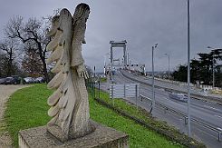 DSCF0421fus Chaban Delmas a voulu ce pont par le plus haut point de Lormont, au détriment du chateau, pour avoir la plus belle vue sur Bordeaux. Un ange veille.