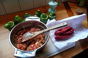 Courgettes_farcies_010 Mélangez la chair à saucisse avec la chair des courgettes et le Quinoa cuit.