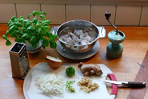 Crevettes_Thai_001 Emincez l'échalotte ou l'oignon, le zeste de combava (ou feuilles), rapez le gingembre