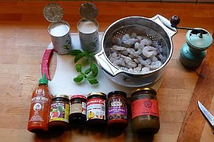 Crevettes_Thai_002 Crevettes décortiquées et crues, feuilles de combava et basilic, gingembre frais, lait de coco non sucré, des pâtes parfumées en pot ( on prendra le Kashmiri)