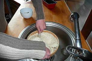 Pain_015 Il faut re-battre la pâte. C'est important pour la tenue mécanique de la mie. Sinon, le pain tombe en poudre au tartinage !