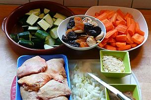 Tajines_002 Poulet, oignon, courgette, carotte, pruneaux, abricots, amandes, cumin moulu