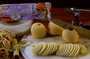 P1040659 Et un coup de couteau, voila de belles demi-tranches de pommes.