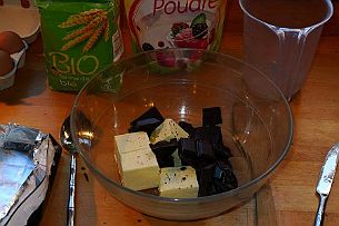 Gateau_chocolat_002 Faire fondre beurre et chocolat au bain marie ou micro onde Stopper avant la fin et terminer hors feu (le mélange ne doit pas être chaud)