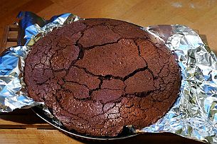 Gateau_chocolat_011 Pour un moule de 22 cm et 3 bon cm d'épaisseur : 30 minutes à 200-220°C. Astuce encore, recouvrir de sésame ou de noisettes écrasées. Et voila ! quand le gateau...