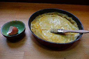 P1090780 Si vous voulez un résultat joli-doré, badigeonnez de jaune d'oeuf. Et saupoudrez de sucre tiens !