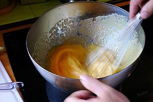 Genoise_008 Mettre le cul depoule au chaud à la vapeur, sur la casserole. Battre en incorporant de l'air, en tournant le cul de poule pour répartir la chaleur.