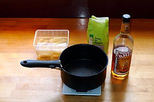 Genoise_018 Faire un sirop. Eau + Sucre (une fois et demi du volume d'eau) + Rhum et parfum