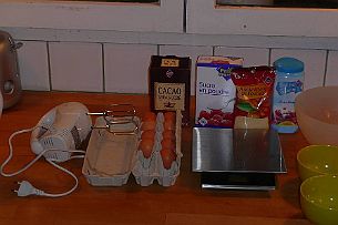 Macaron_simple_001 La base : Des oeufs, de la poudre d'amande, du sucre glace du sucre en poudre