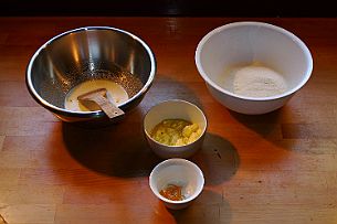 P1210455 Mélangez les oeufs et le sucre. Ramolir le beurre en pommade (surtout pas fondu !)