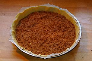 P1210477 Moudre les spéculoos, etaler la poudre uniformément. Elles feront avec le jus de cuisson une crème épaisse gouteuse et qui laissera la pate sablée 