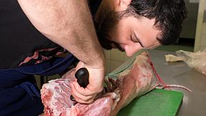 A.Crozato - 03 - Agneau Porcetta 002 Découpe de l'agneau