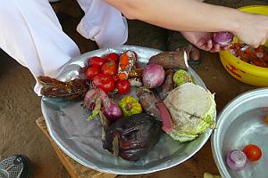 Senegal complet 141 On peut voir une un morceau de racine de manioc et du tamarin frais