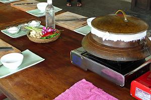Cuisine_Vietnam_158 Casserole avec un torchon tendu et un couvercle. La vapeur d'eau passe à travers le tissu.